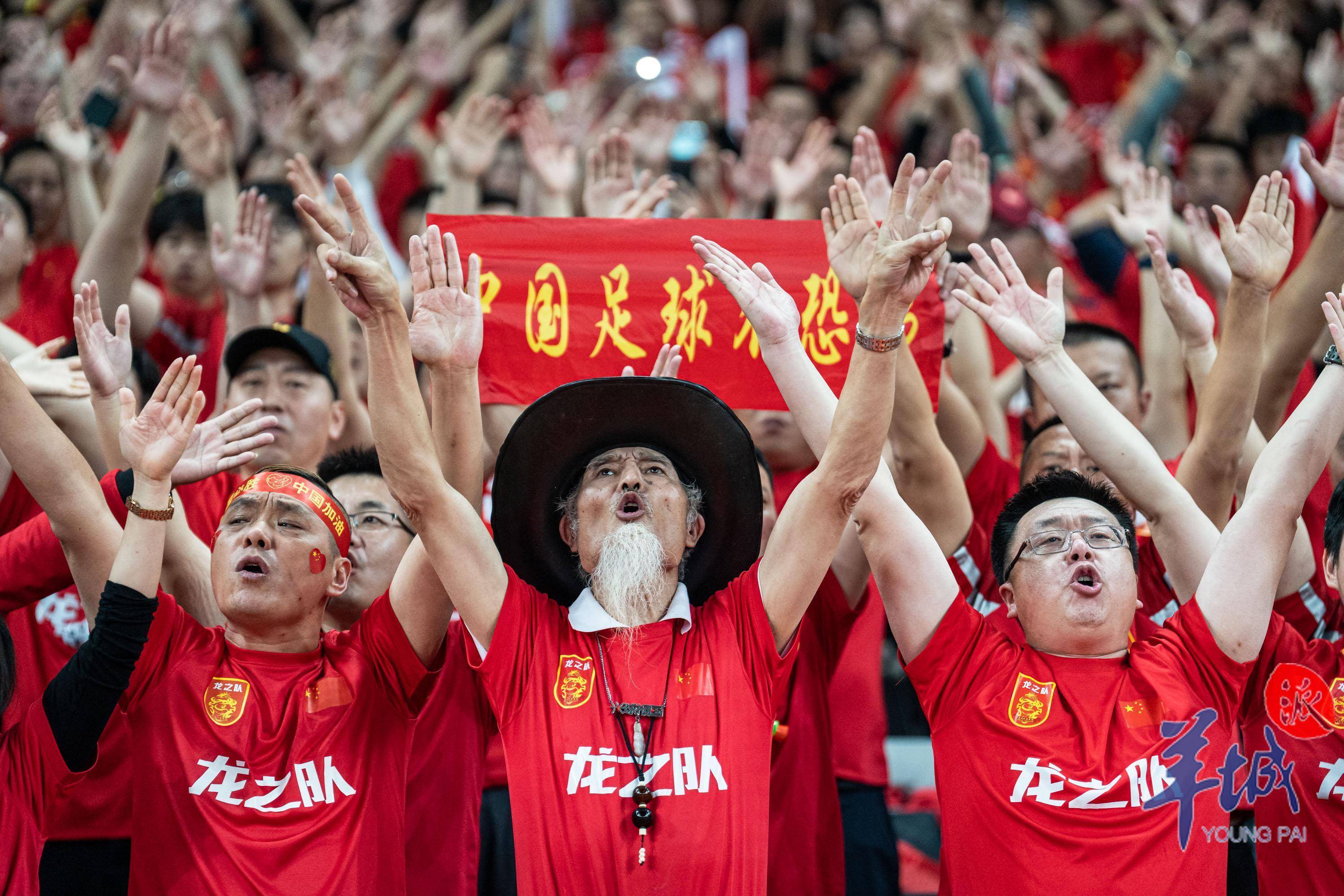 华夏球迷疯狂欢呼，足球场上的魅影的简单介绍