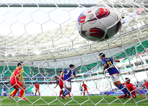 精湛技艺！球员们在赛场上大放异彩