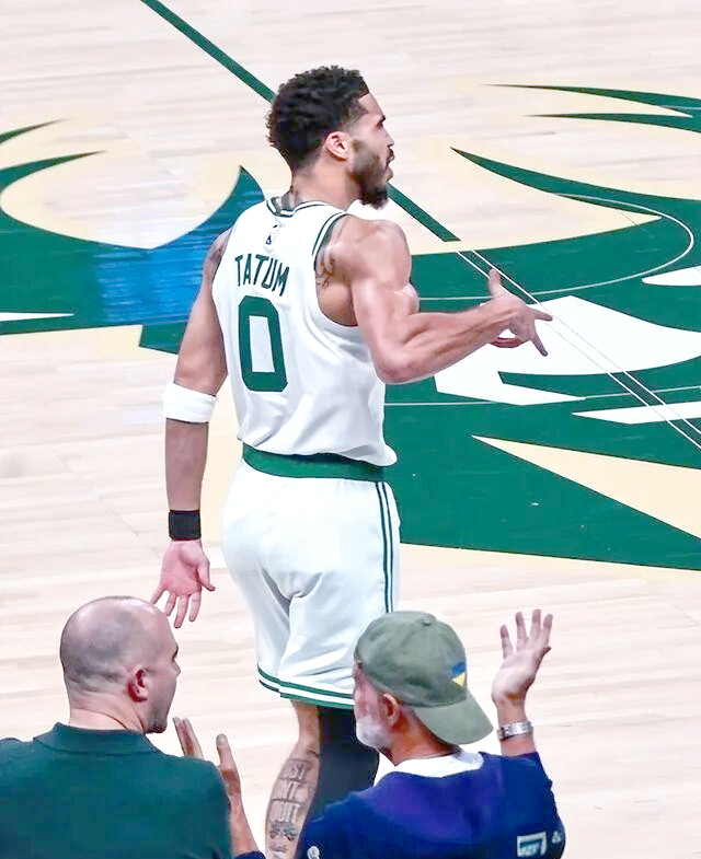 雄鹿客场战胜凯尔特人，安特托孔波全能表现