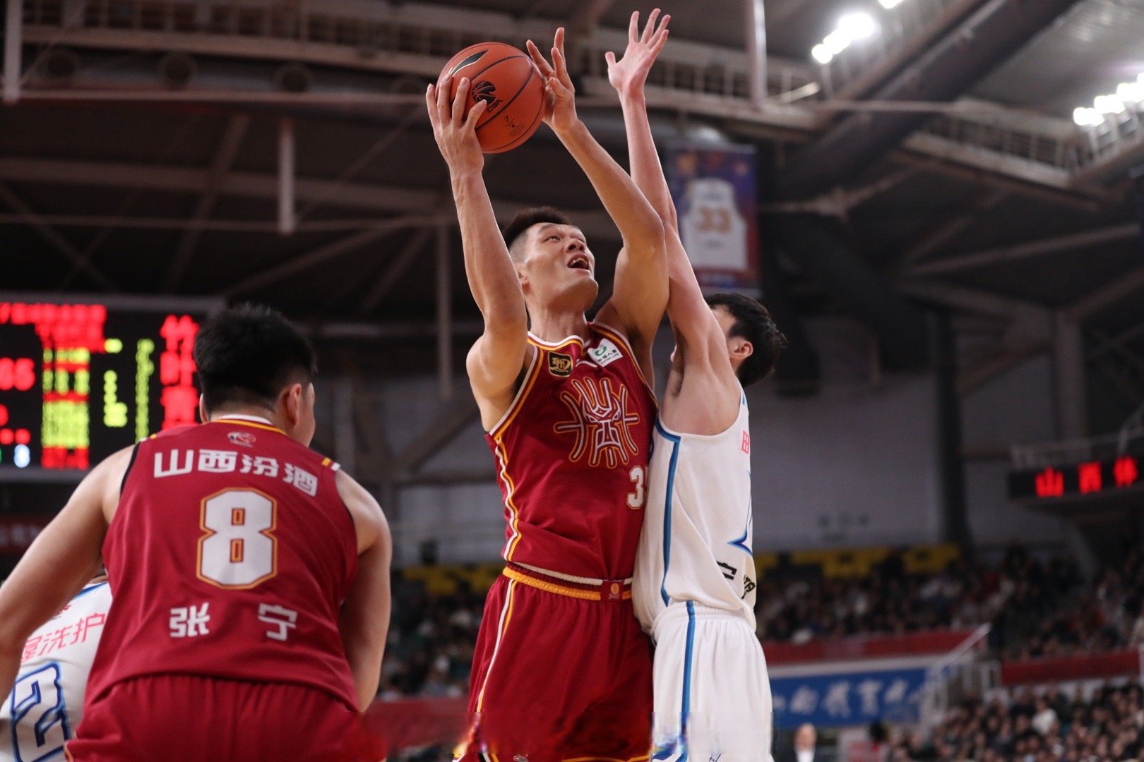 山西男篮顽强作战，成功战胜对手