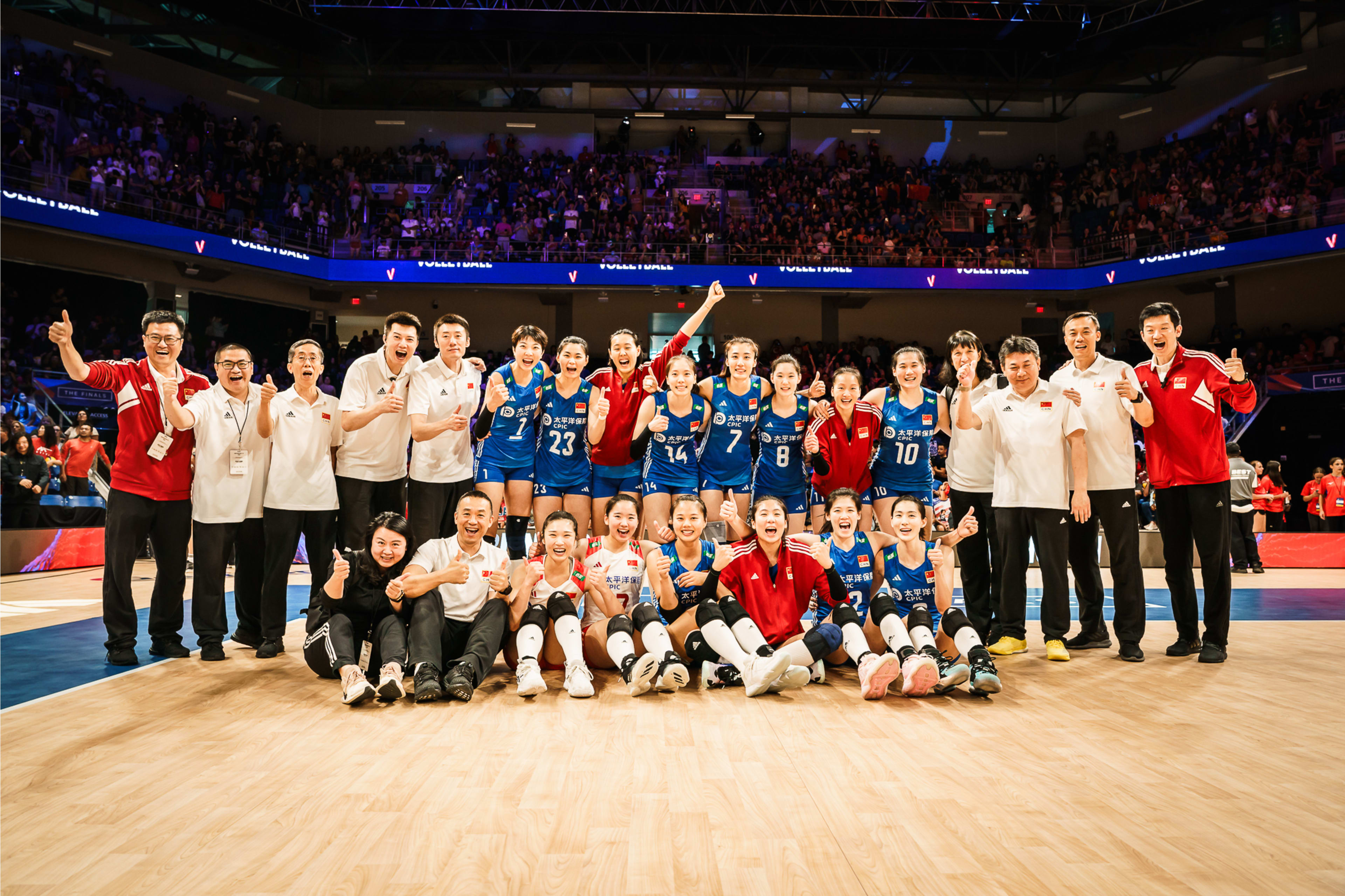 看球员们如何团结合作,力争最终胜利 看球员们如何团结合作,力争最终胜利