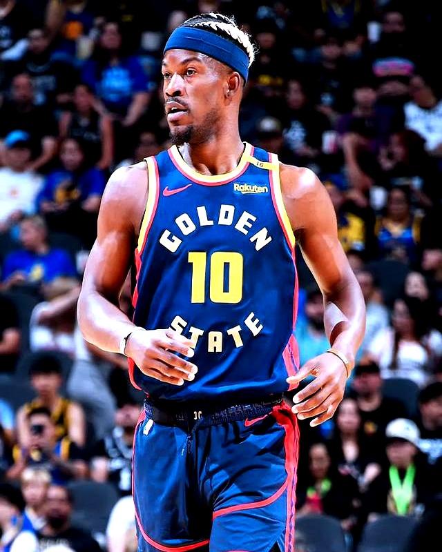 圣安东尼奥马刺队成功逆转比分,球队表现相当抢眼 圣安东尼奥马刺队成功逆转比分,球队表现相当抢眼