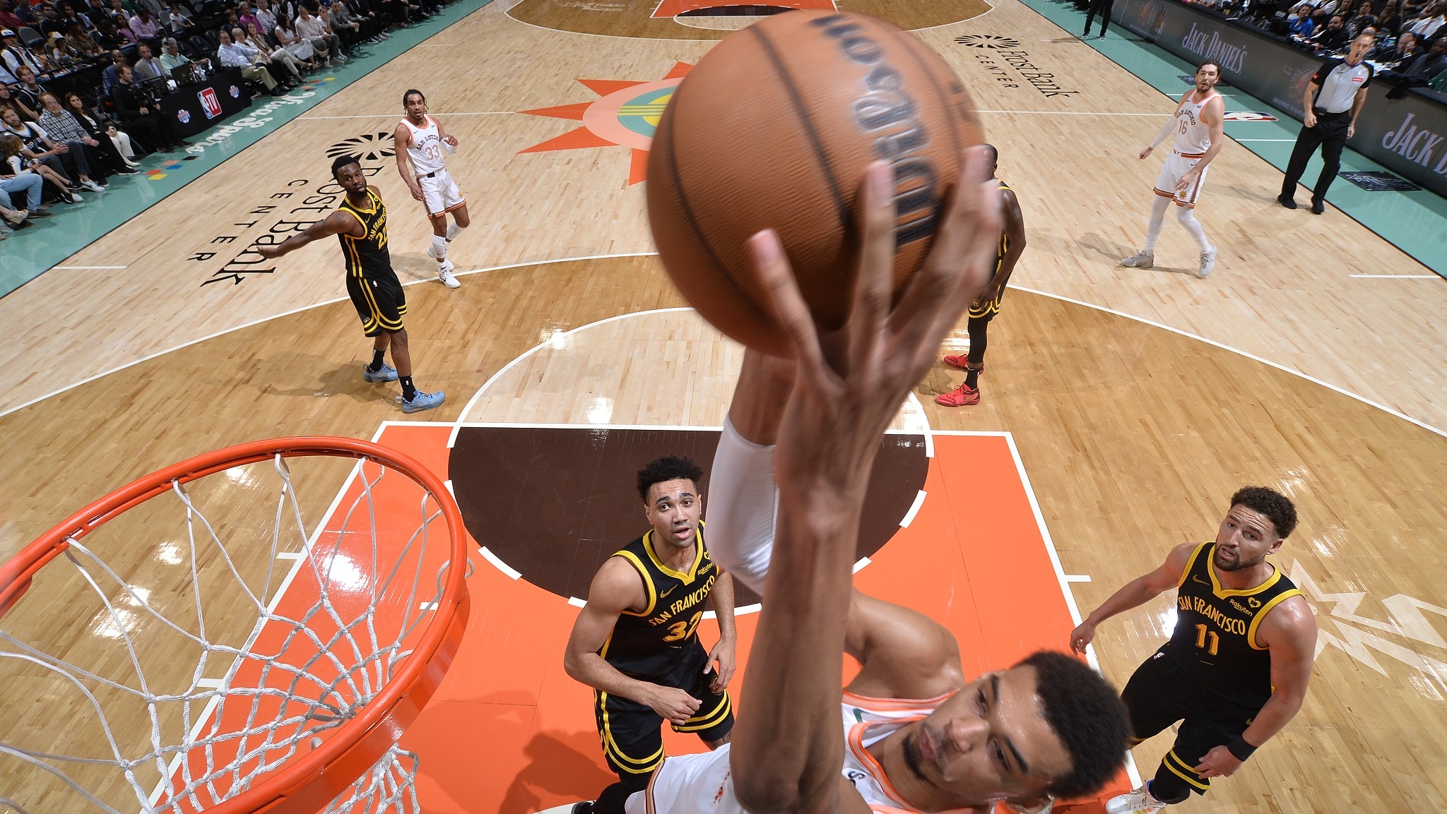 圣安东尼奥马刺队成功逆转比分,球队表现相当抢眼 圣安东尼奥马刺队成功逆转比分,球队表现相当抢眼