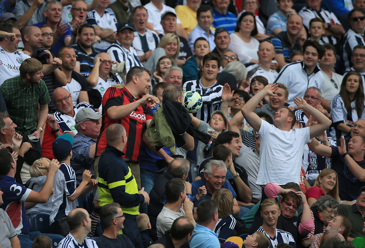 阿贾克斯主场告捷，球迷欢呼不停