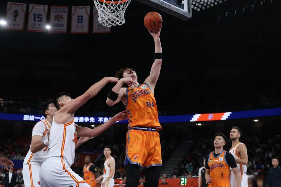 关于上海青年队战胜实力对手，夺得胜利的信息