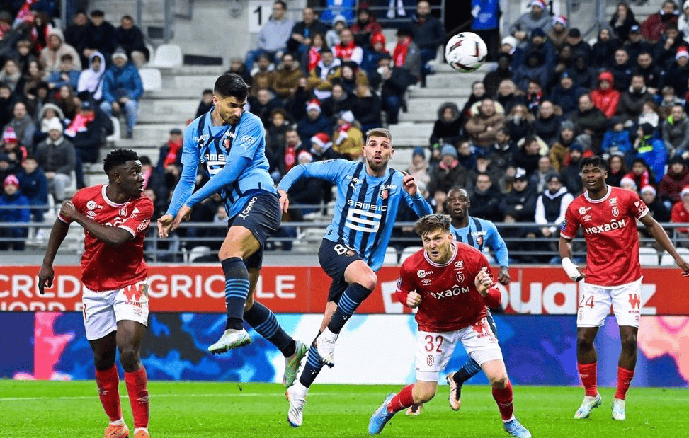 包含斯特拉斯堡主场击败朗斯，保持不败纪录的词条