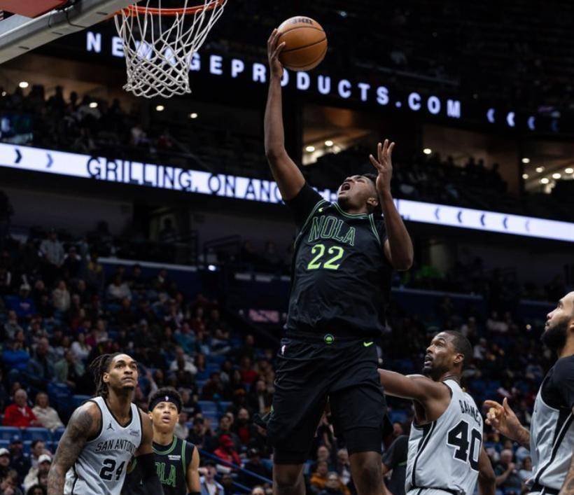 马刺逆转鹈鹕，福克斯点燃赛场