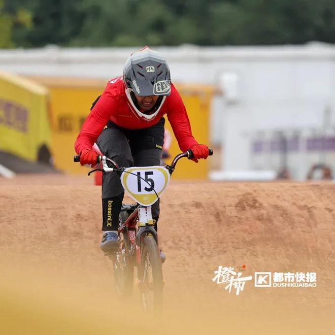 包含冰岛名将获得田径项目铜牌的词条